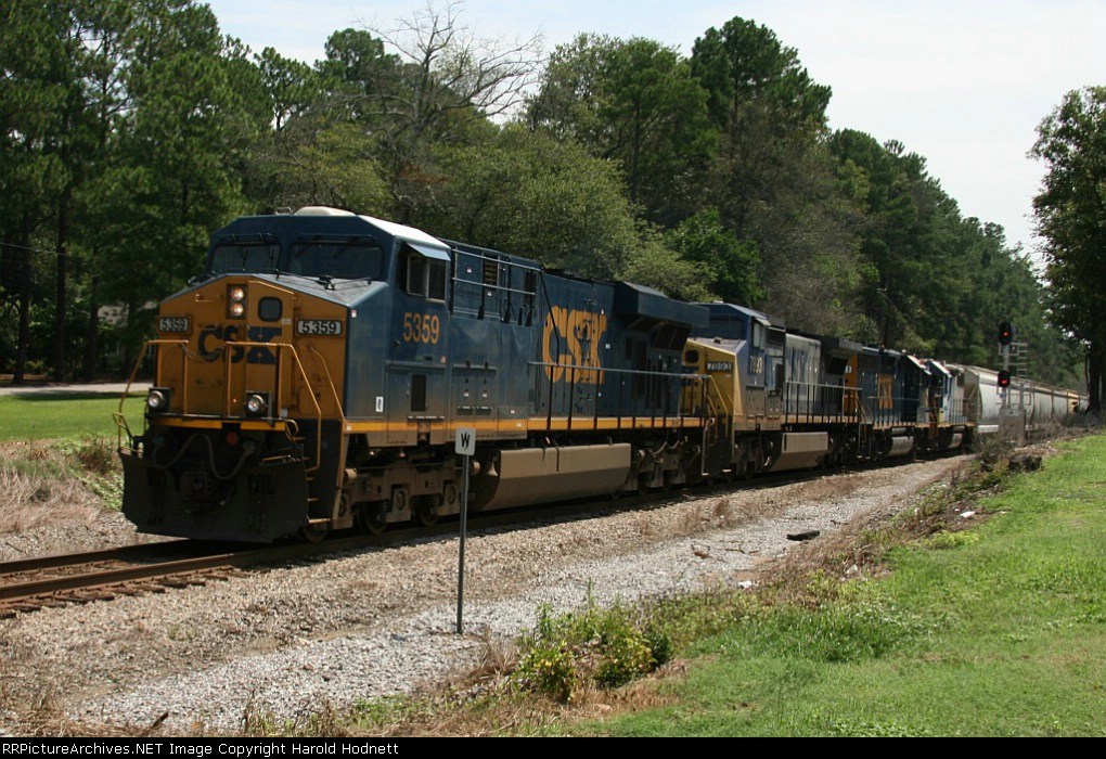 CSX 5359 leads train Q401 up the hill